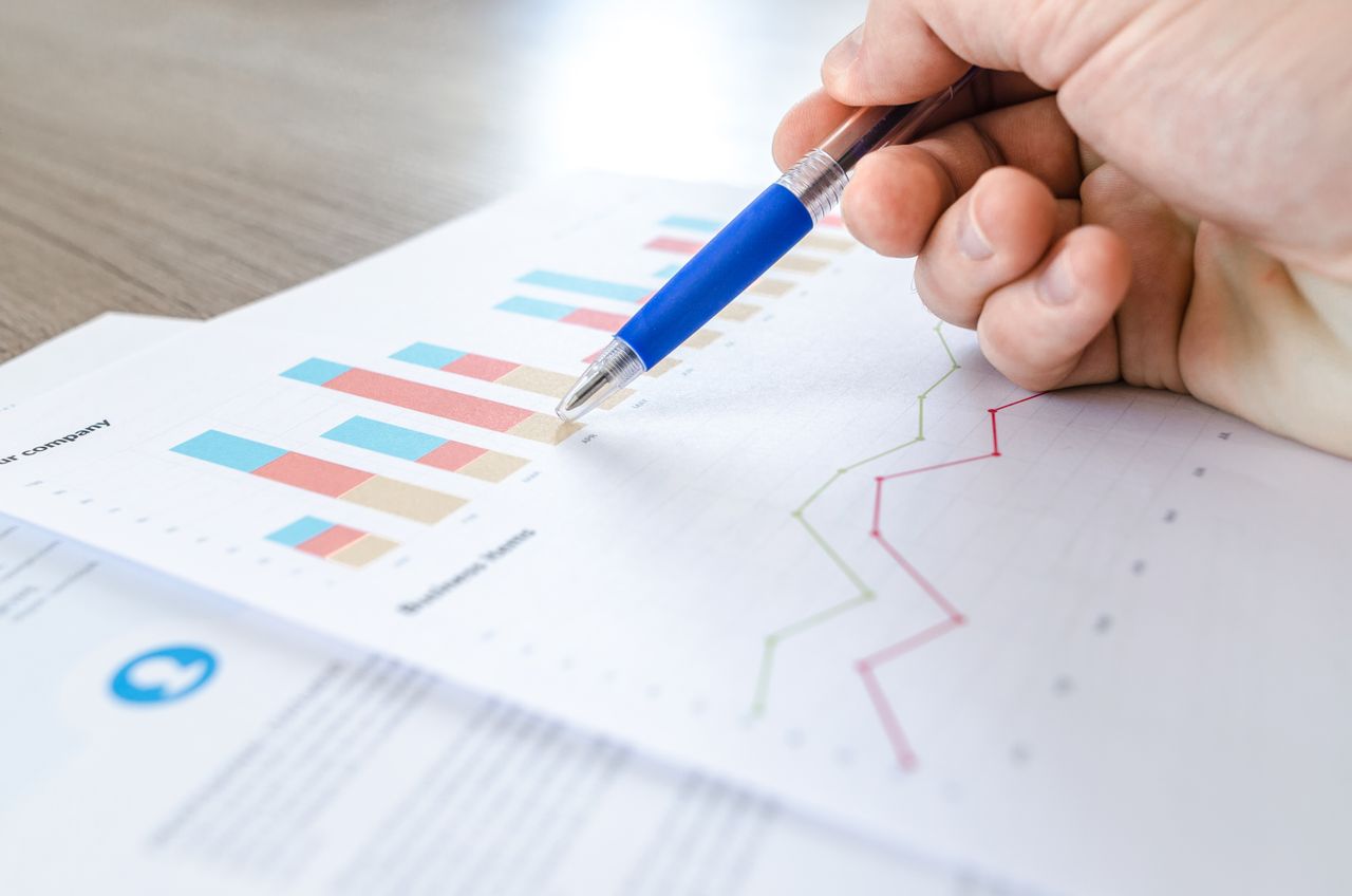 ارتفاع أسعار الذهب إلى مستوى قياسي جديد مع تزايد الطلب على الملاذات الآمنة